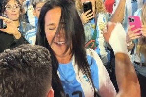 注册入口-击败巴西+国家队处子球！朱利亚诺-西蒙尼赛后与母亲拥抱庆祝